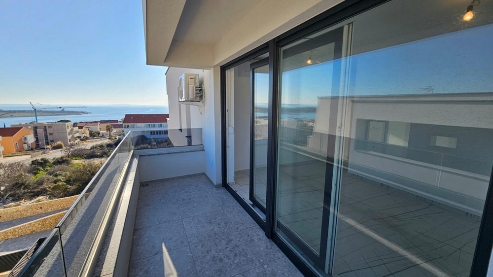 Terrasse avec garde-corps en verre et vue mer