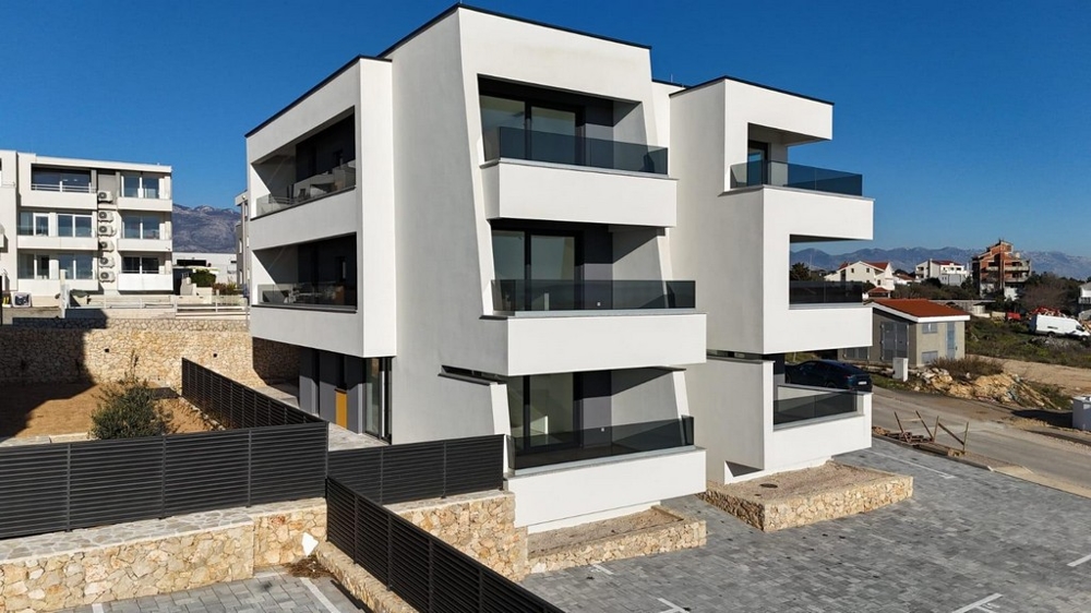 Résidence moderne avec balcons et places de stationnement