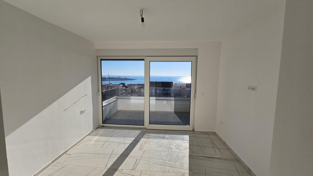 Chambre avec grande façade vitrée et vue mer