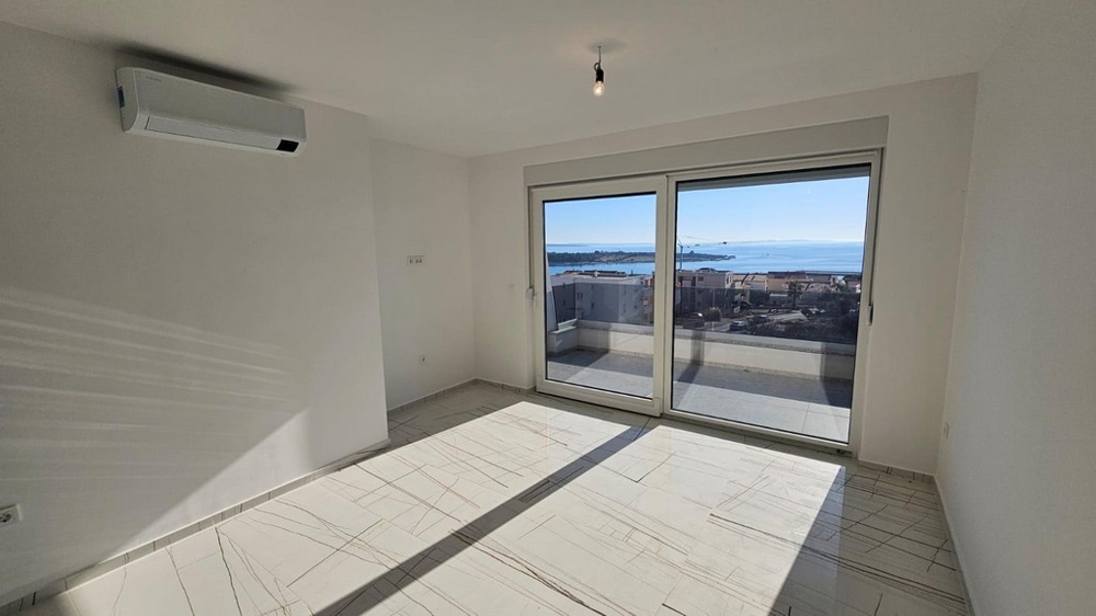 Chambre avec fenêtre panoramique et vue mer