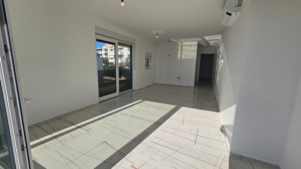 Spacieux séjour au carrelage moderne