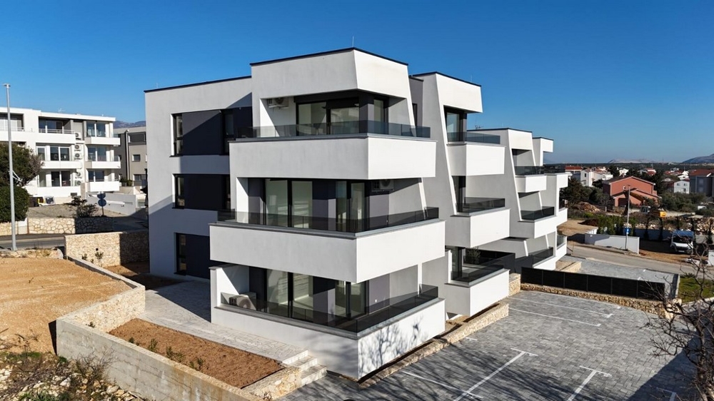 Immeuble neuf avec balcons en gradins et places de stationnement