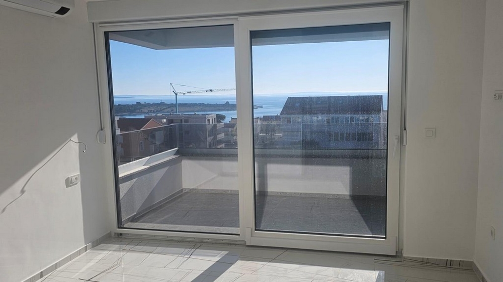 Balcon avec vue mer et grande façade vitrée