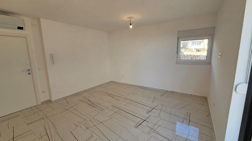 Spacieuse chambre avec fenêtre et climatiseur
