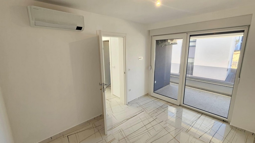 Chambre avec climatiseur et accès au balcon