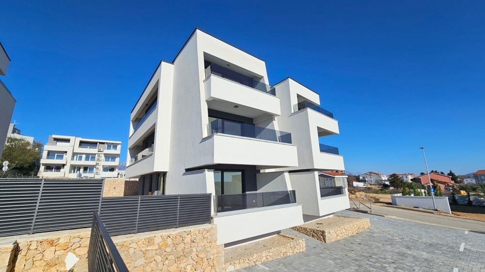 Dans cet immeuble neuf moderne, l'appartement du rez-de-chaussée est à vendre.