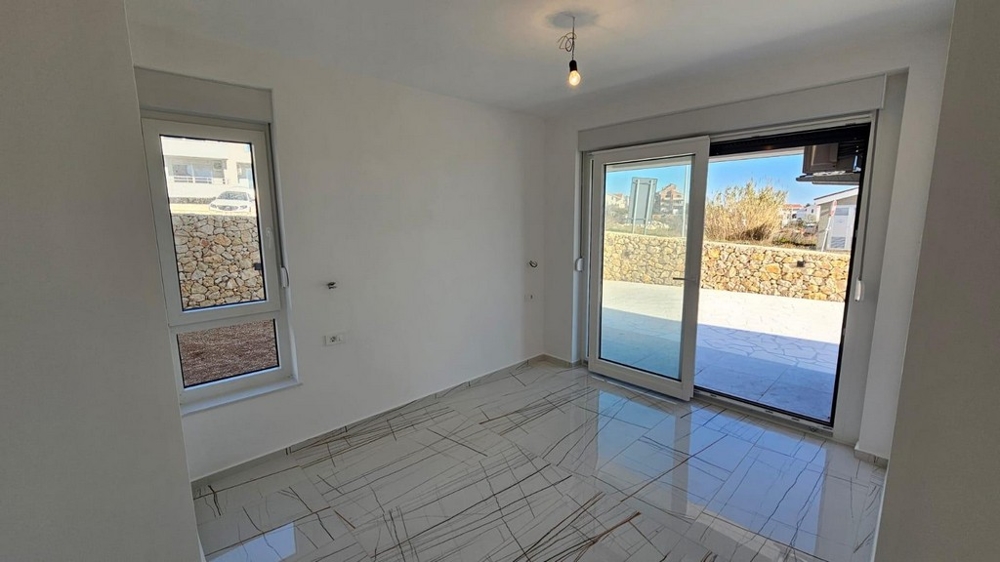 La chambre avec vue sur l'espace extérieur.