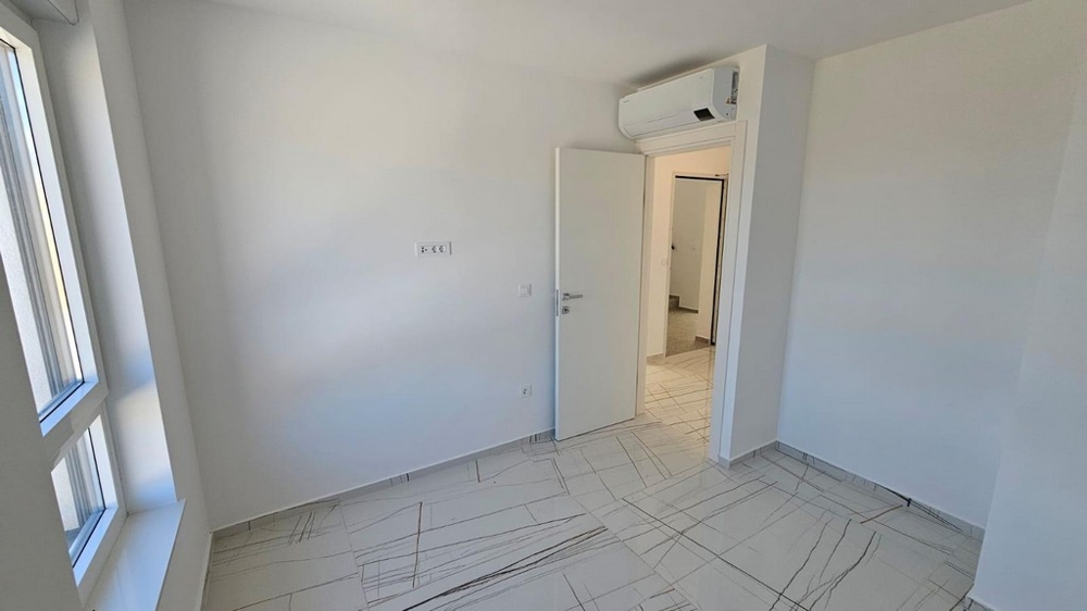 Carrelage clair dans la chambre climatisée.