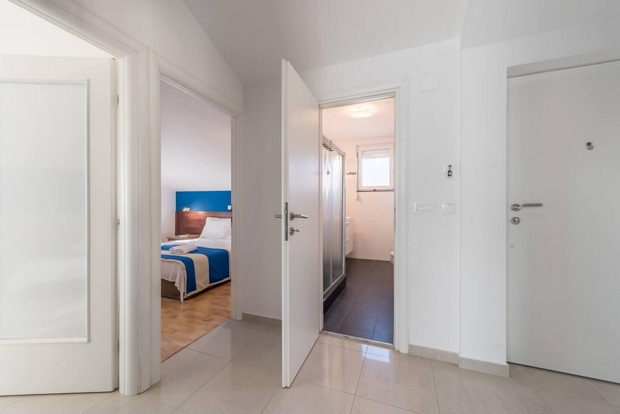 Couloir avec accès à la chambre et à la salle de bains