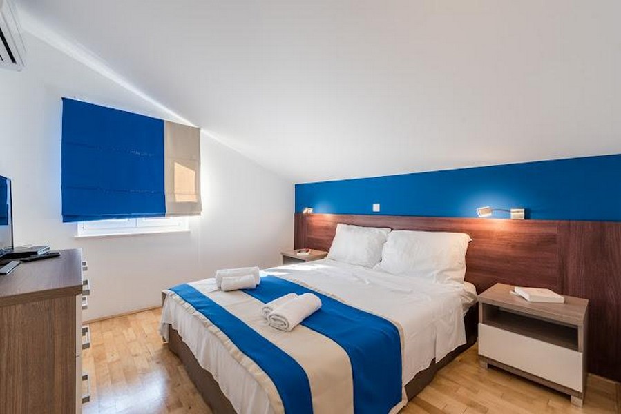 Chambre avec lit double et accents bleus