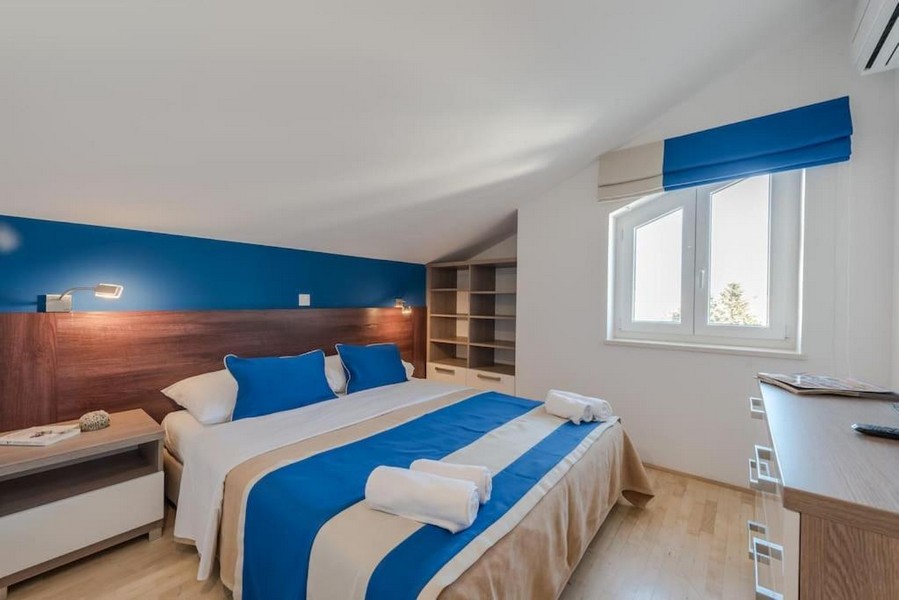 Deuxième chambre avec grand lit et fenêtre