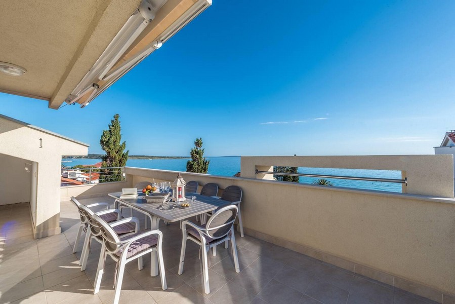 Vue mer depuis le toit-terrasse de l'appartement A3591 à Novalja, île de Pag.
