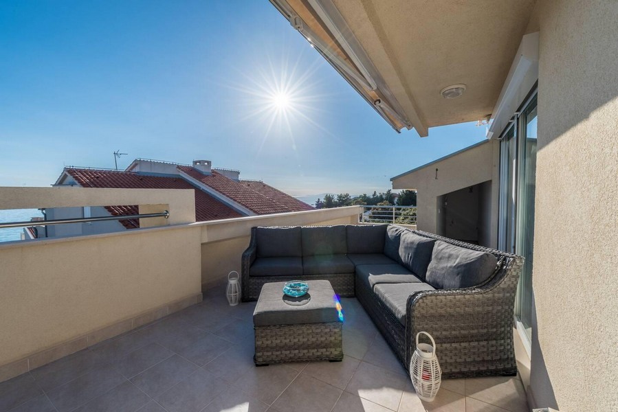 Toit-terrasse ensoleillé avec salon de jardin et vue mer