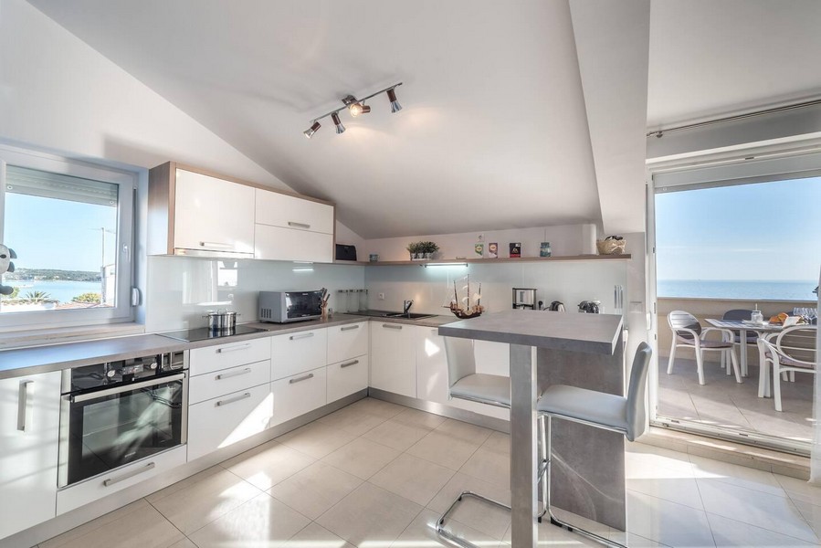 Cuisine moderne avec vue mer et accès à la terrasse