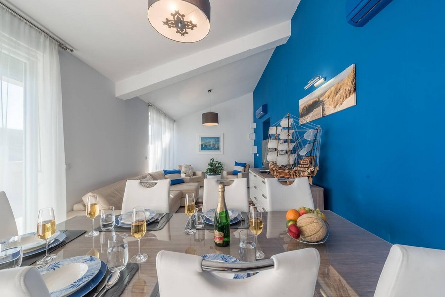 Coin repas avec table dressée et vue sur le séjour
