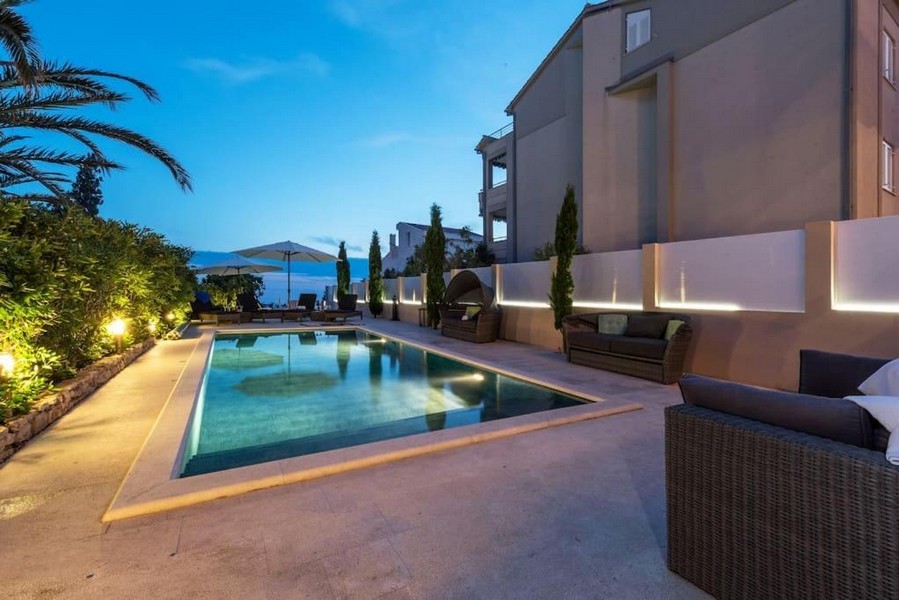 Espace piscine éclairé dans l'ambiance du soir - bien A3593