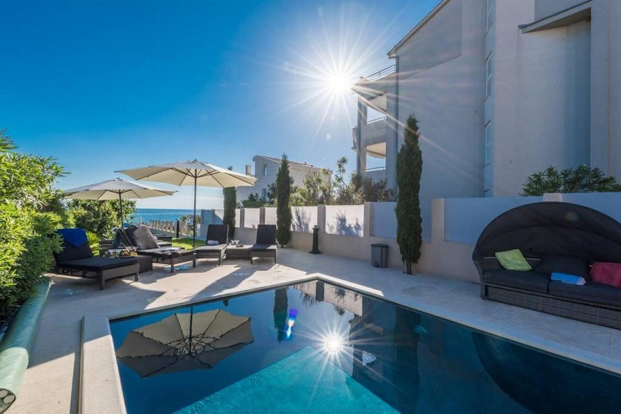 Espace piscine ensoleillé avec vue mer