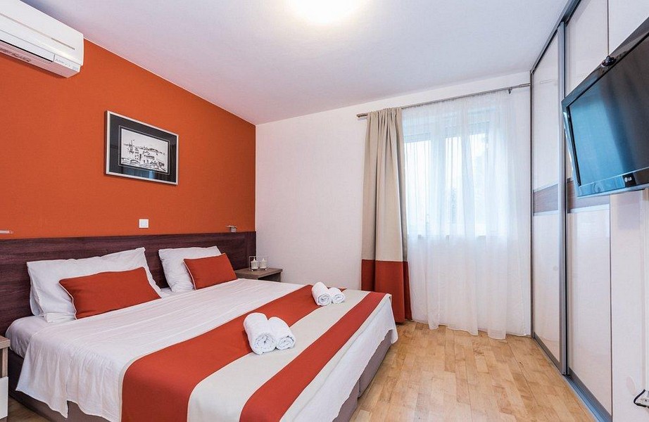 Chambre avec lit double et placard encastré