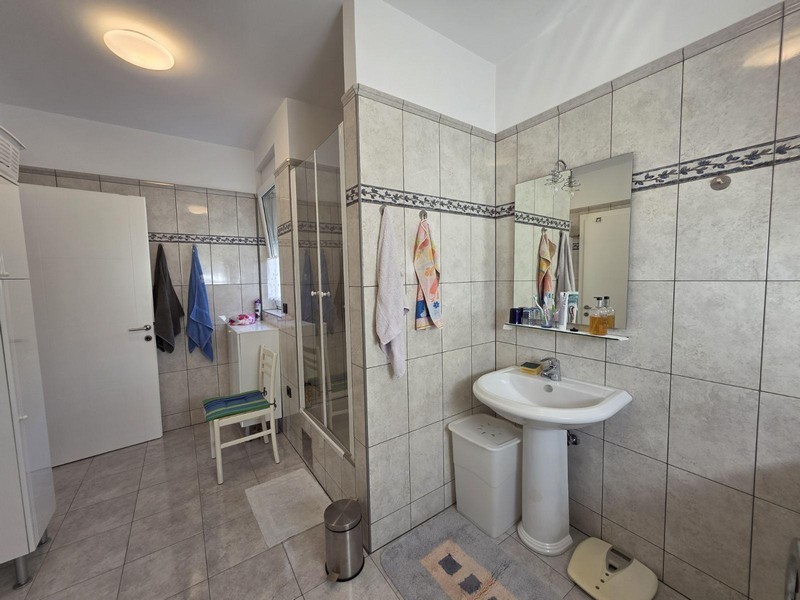 Salle de bains moderne avec miroir et lavabo