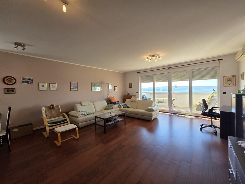 Séjour avec accès au balcon et vue panoramique sur la mer