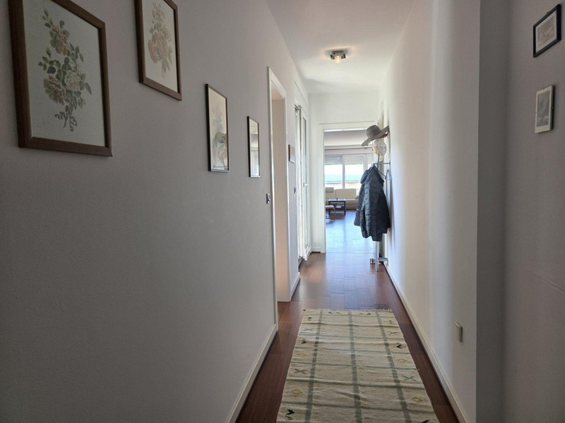 Couloir avec décorations murales et vue sur le séjour
