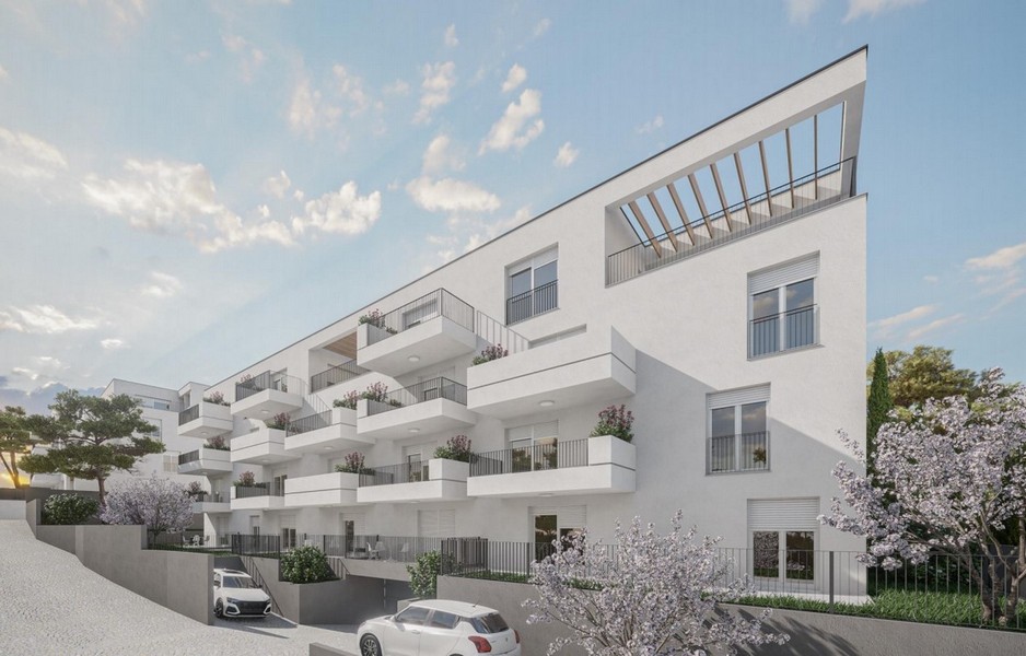 Visualisation de l'immeuble neuf avec de nombreux balcons et toit en verre