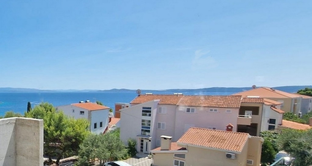 Vue par-dessus les toits de tuiles sur la mer et les îles
