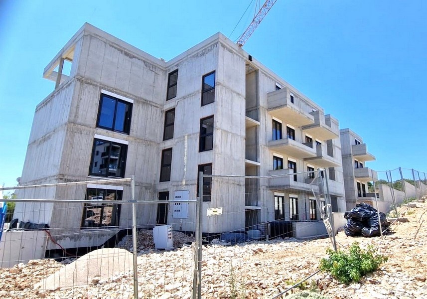 Gros œuvre de l'immeuble neuf avec balcons - bien A3605 sur Ciovo.