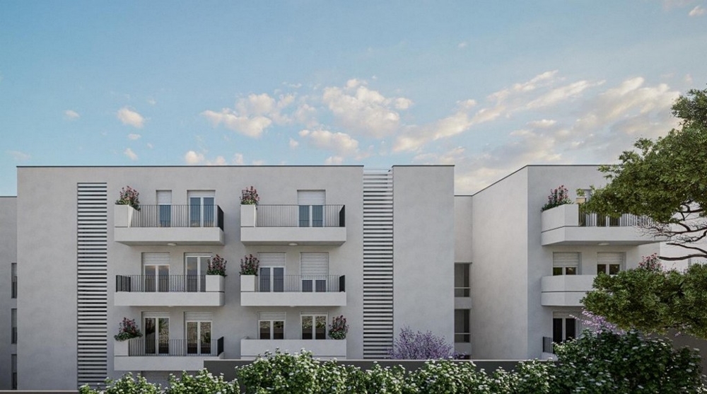 Arrière de l'immeuble neuf avec balcons