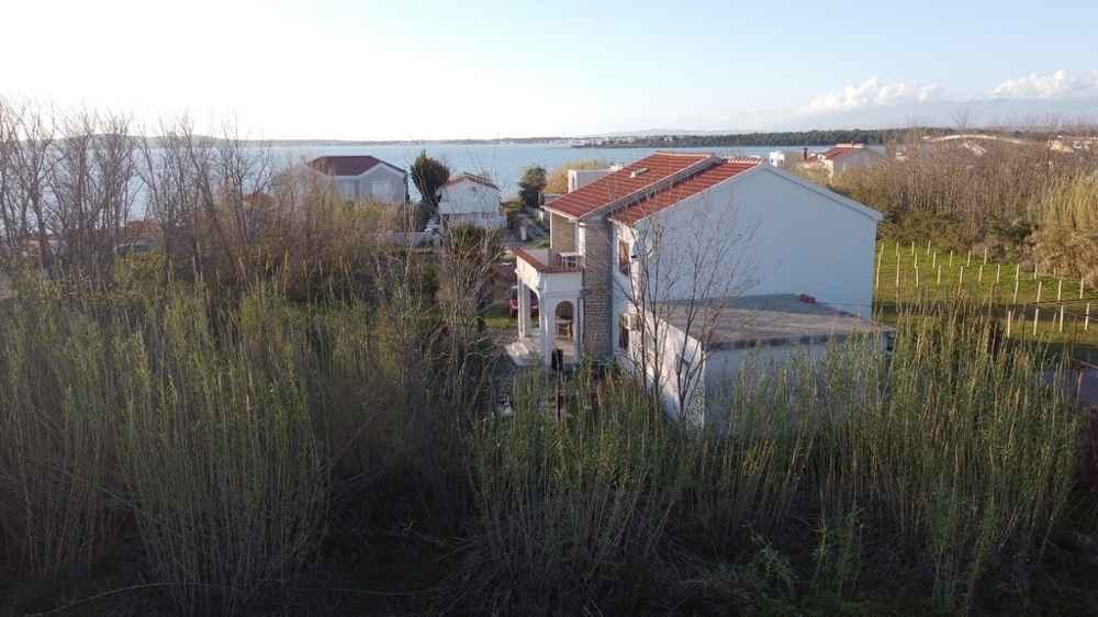 Environs avec vue mer depuis la terrasse.