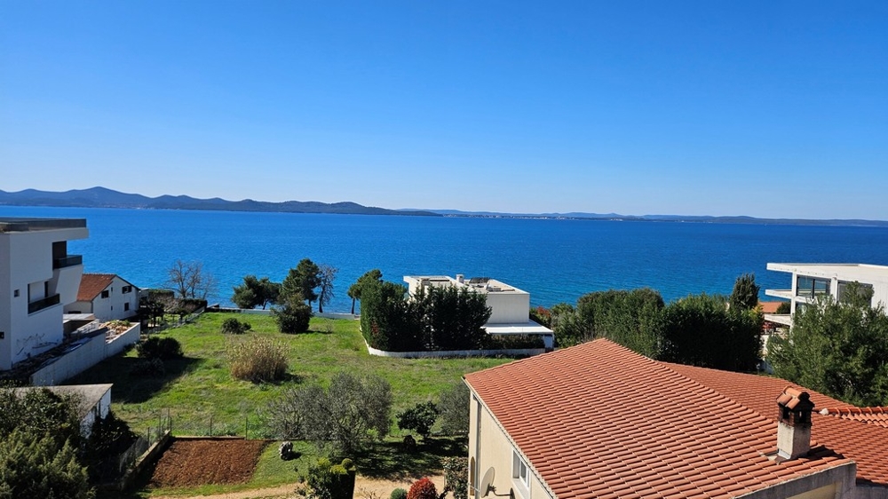 Toit-terrasse avec piscine et vue mer au coucher du soleil