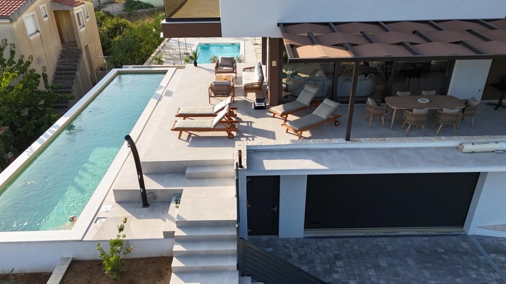 Grand solarium avec piscine et vue mer