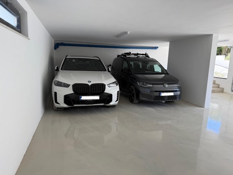 Double garage avec deux places de stationnement