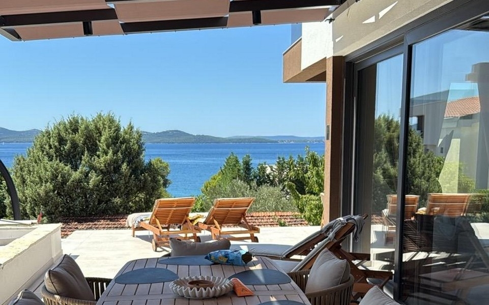 Appartement en bord de mer à vendre près de Zadar à Kozino.