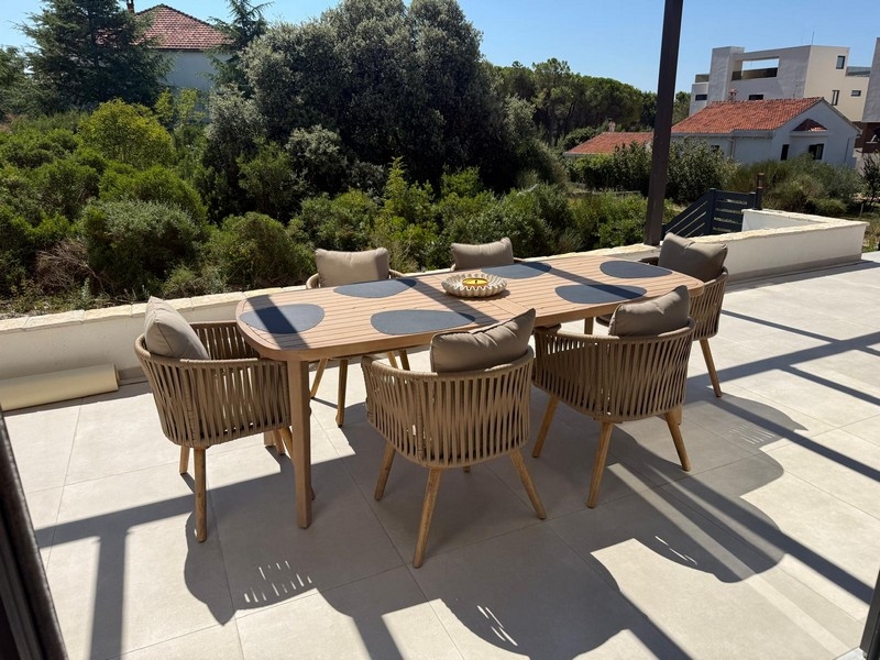 Terrasse avec coin repas.