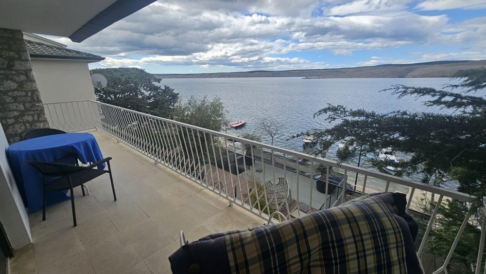 Terrasse de l'appartement A3622 pieds dans l'eau à Jadranovo, Croatie.