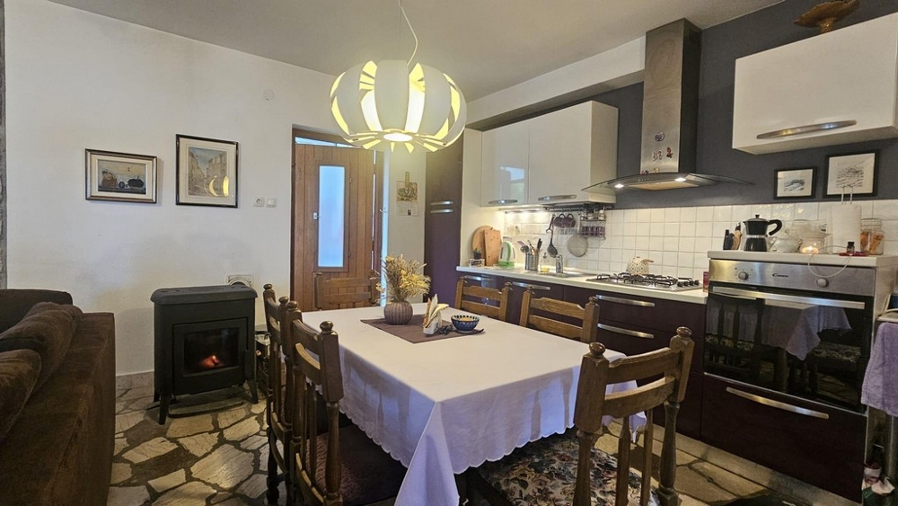 Cuisine avec coin repas et poêle à bois