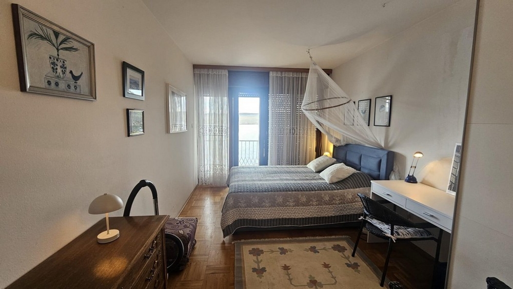 Chambre avec lit double et accès au balcon
