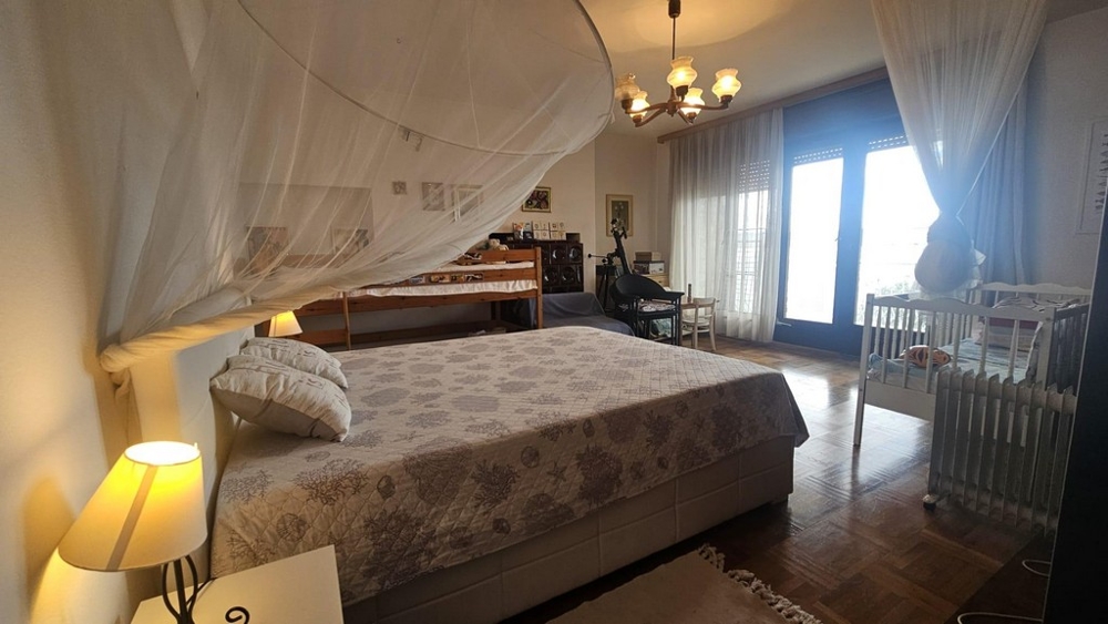 Grande chambre avec lit d'enfant