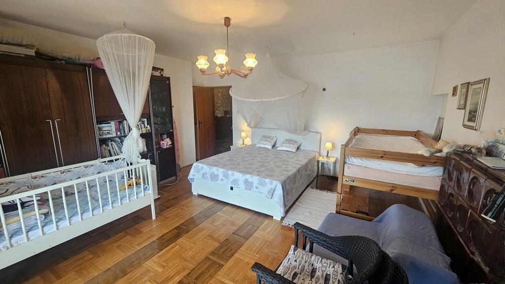 Chambre avec lit double et lits superposés