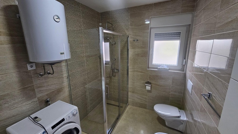 Salle de bains moderne avec douche