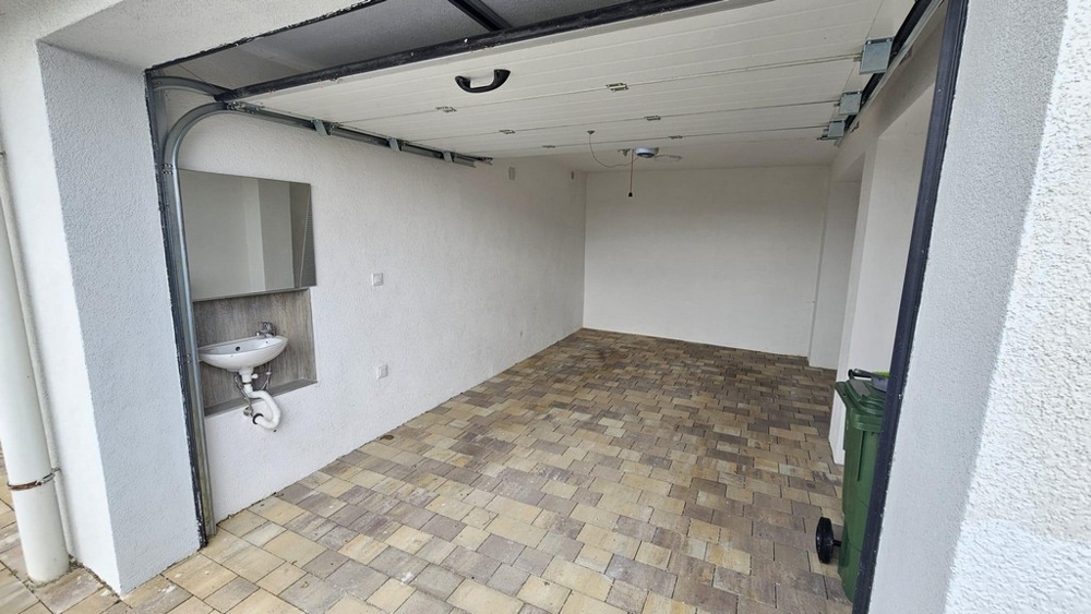 Garage avec lavabo