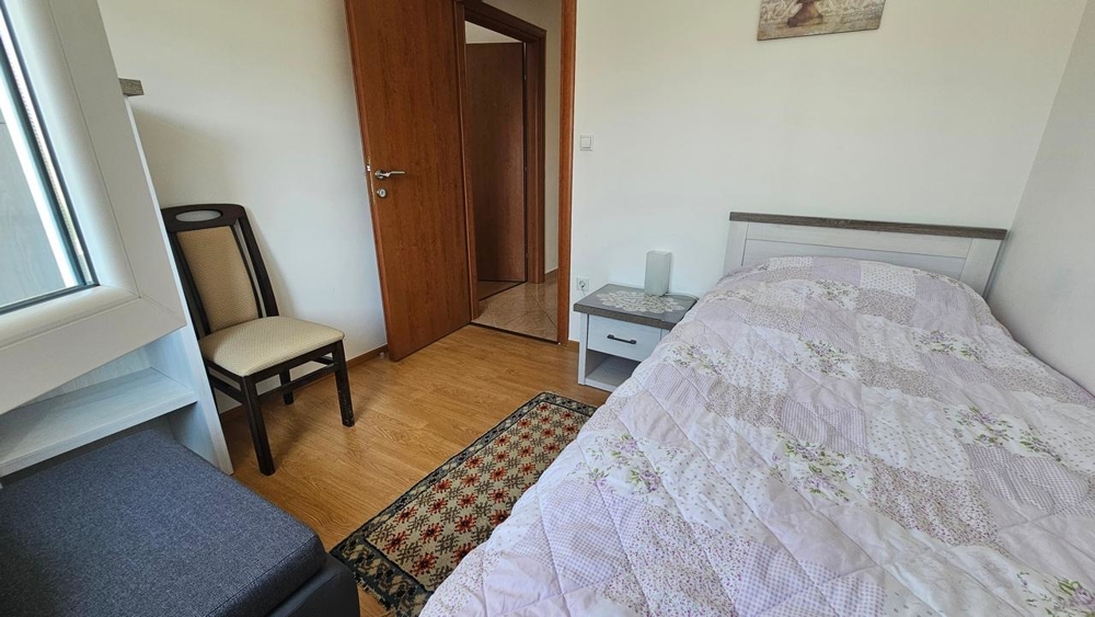 Chambre individuelle avec lit et fenêtre