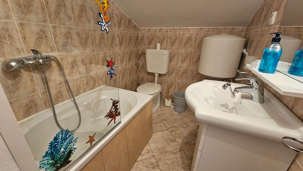 Salle de bains avec baignoire et carrelage