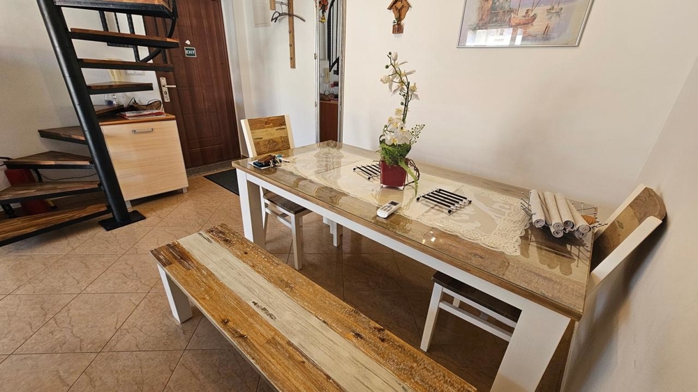 Coin repas avec table en bois et banquette