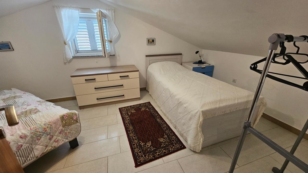 Chambre avec deux lits simples sous le toit