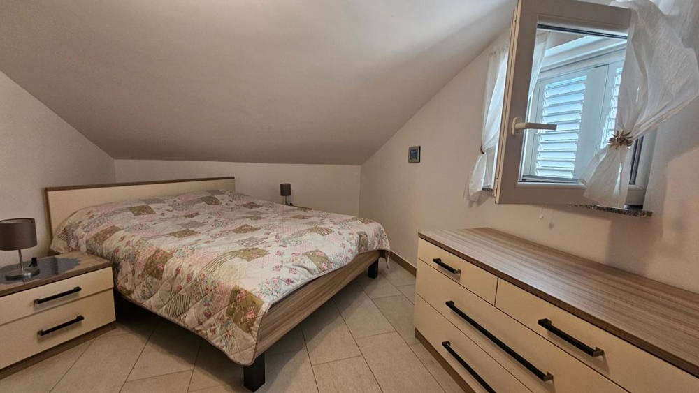Chambre avec lit double et commode