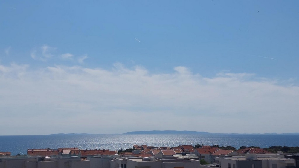Vue mer du bien A3645 à Novalja sur l'île de Pag.