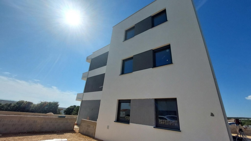 Immeuble d'appartements neuf à la façade moderne