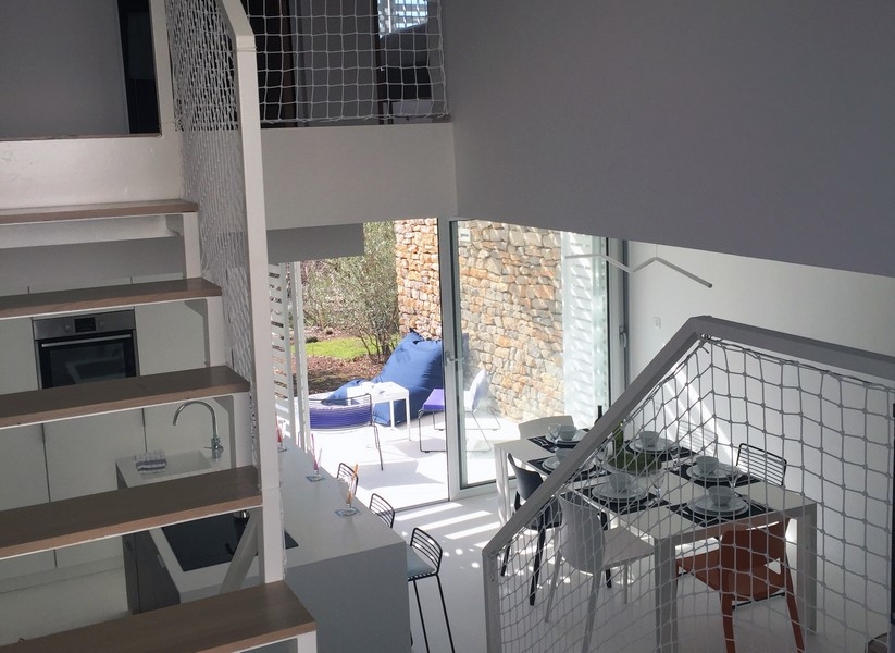 Vue de la galerie sur le séjour et l'espace extérieur